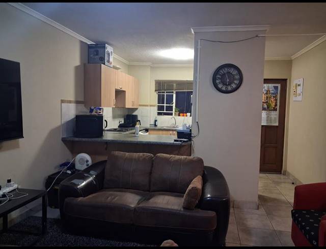 2 BEDROOM TOWNHOUSE FOR SALE IN CASTLEVIEW